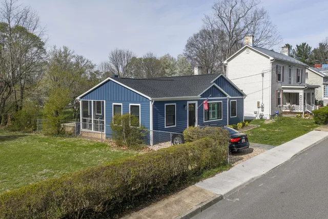17 Houston St, Lexington, VA 24450
