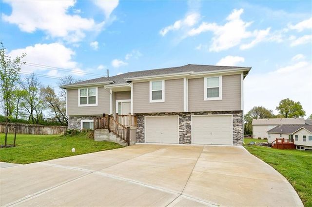 2301 S  Heartland Ct, Independence, MO 64057