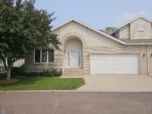 2414 Madison Square Dr S, Fargo, ND 58104