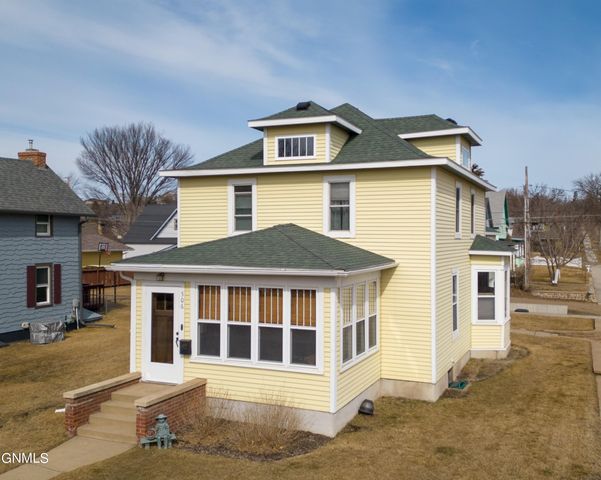 506 3rd St NW, Valley City, ND 58072