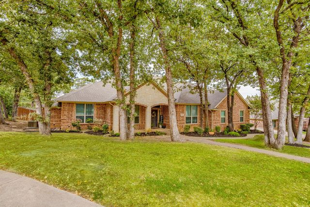 910 Royal Ct, Burleson, TX 76028