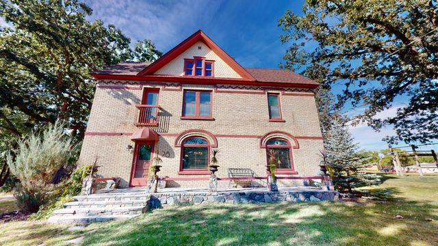 28 1st Ave NW, New London, MN 56273