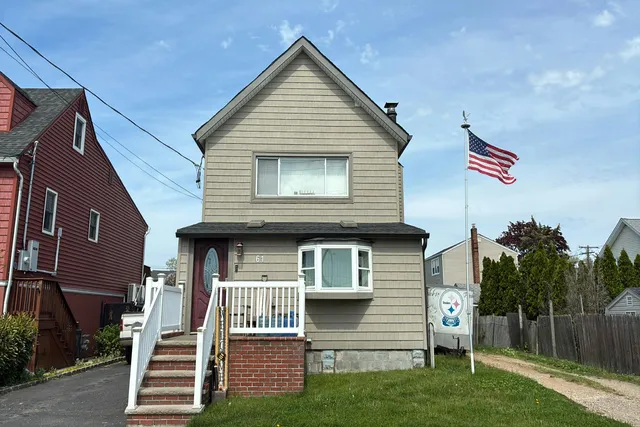 61 5th Ave, East Rockaway, NY 11518