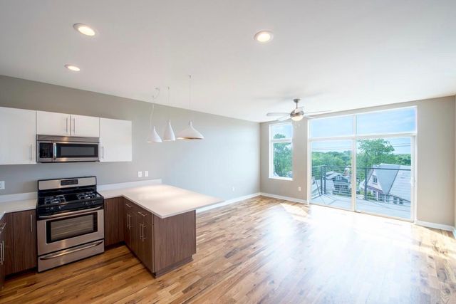2534 S  Kinnickinnic Ave #204, Milwaukee, WI 53207