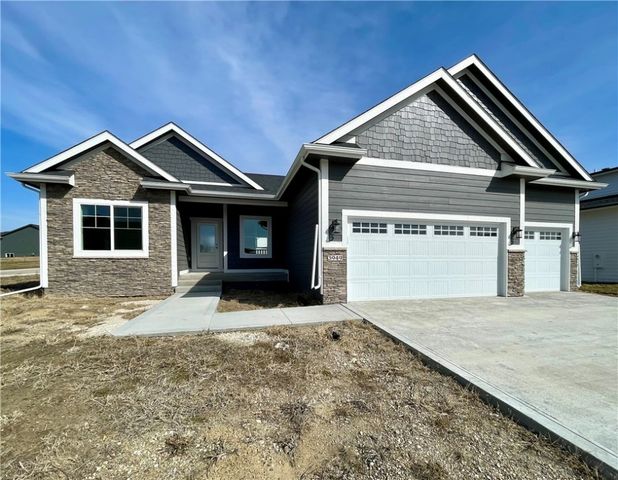 3949 NW 181st St, Clive, IA 50325