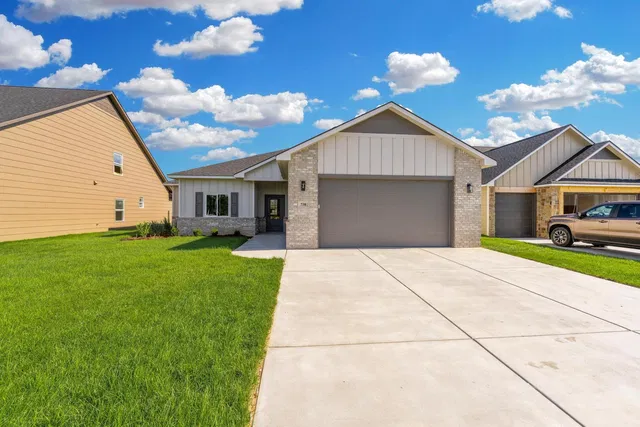702 N  Rainbow Lake Ct, Wichita, KS 67235