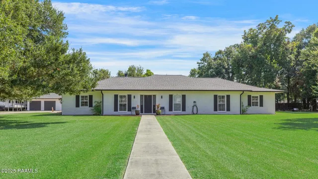811 Viator St, Delcambre, LA 70528