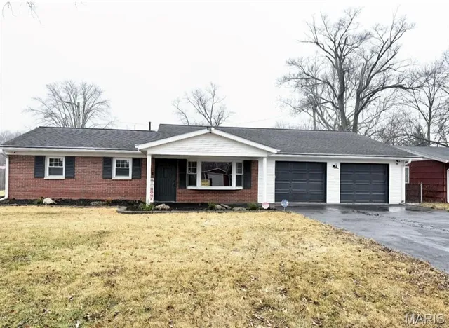 27 E  Adams Dr, Cahokia, IL 62206