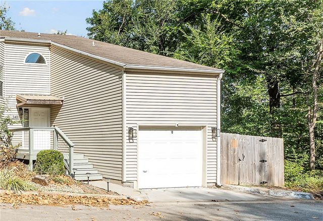 2411 N  Bronze Tree Dr, Fayetteville, AR 72703