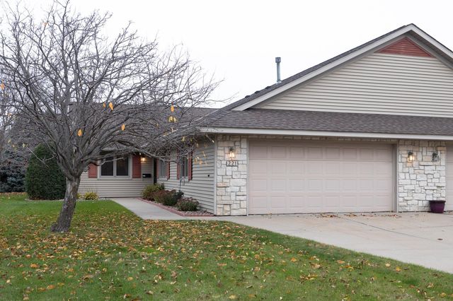 221 Tuttle Dr, Hastings, MN 55033