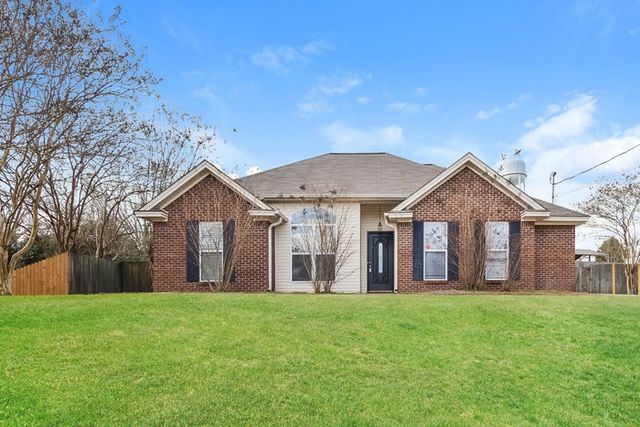 213 Hummingbird Dr, Deatsville, AL 36022