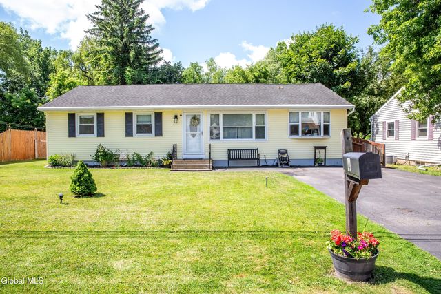 4 Amelia Drive, Schenectady, NY 12309