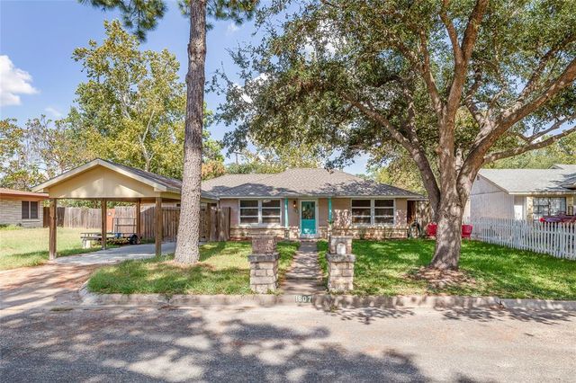 1607 Willow St, Hearne, TX 77859