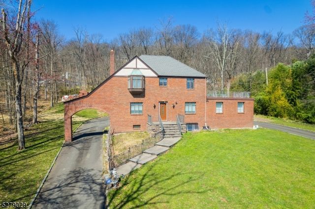 77 East Dr, Watchung, NJ 07069