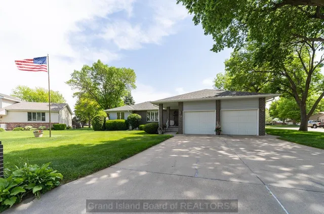 3011 Brentwood Way, Grand Island, NE 68801