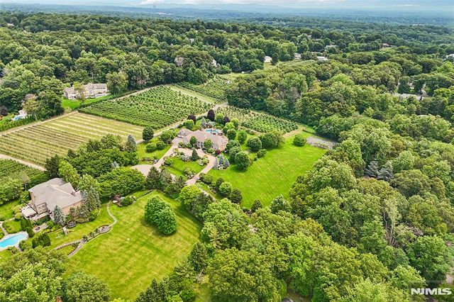 4 Justin Ct, Saddle River, NJ 07458