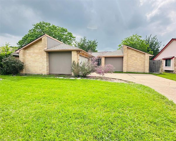 2115 Barrington Place Dr, Sugar Land, TX 77478