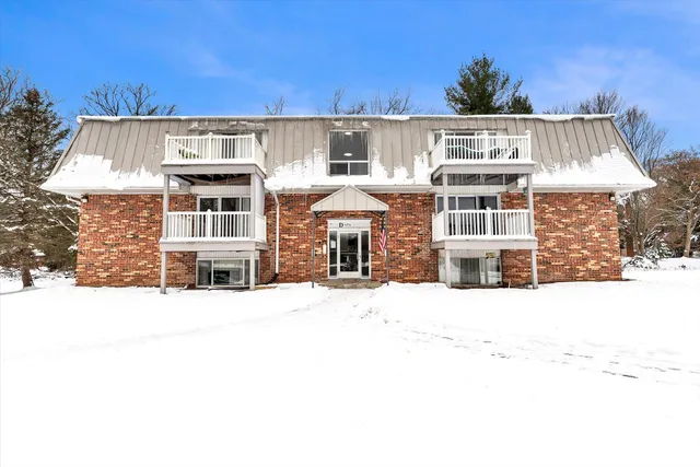 6716 Cascade Rd SE #46, Grand Rapids, MI 49546