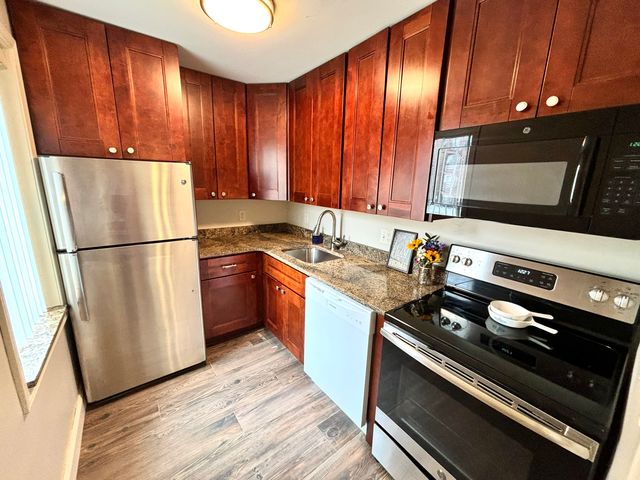 1651 J St #303, Lincoln, NE 68508