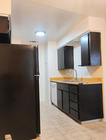 655 W  Ashlan Ave #204, Clovis, CA 93612