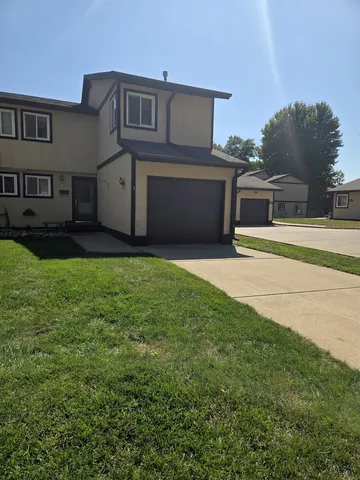 1403 Oakwood Dr #5, Yankton, SD 57078
