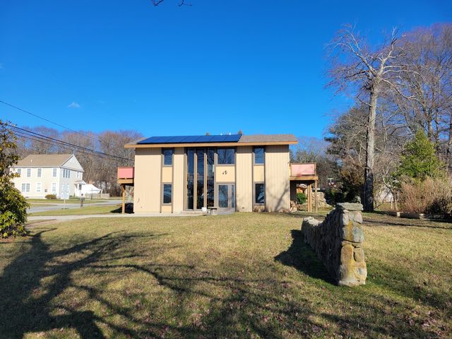 148 Old Black Point Rd E, Niantic, CT 06357