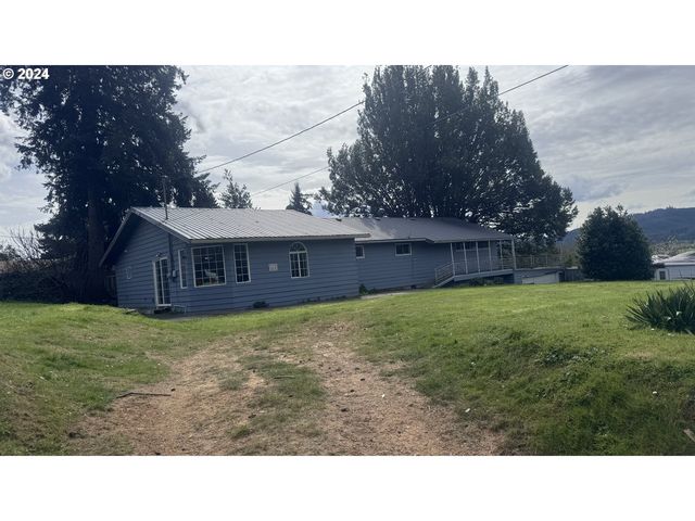 1648 View St, Myrtle Point, OR 97458