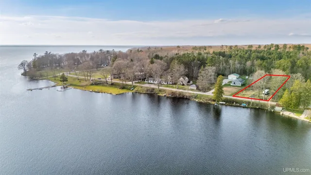 8136 W  Arrowhead Rd, Manistique, MI 49854
