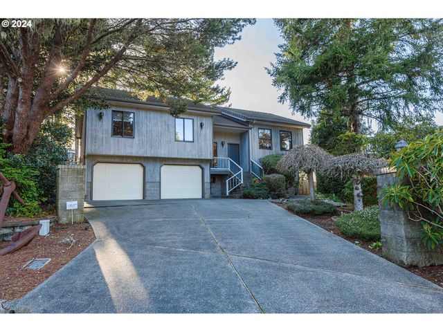 940 Lake Ct, Coos Bay, OR 97420