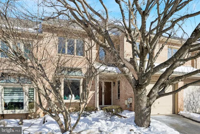 27 Militia Hill Dr, Wayne, PA 19087