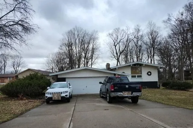 3853 Waverly Hills Rd, Lansing, MI 48917