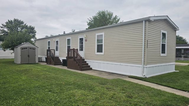23717 Maple Ln, Brownstown, MI 48174