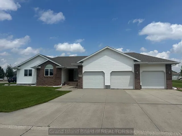 4042 Sandalwood Dr, Grand Island, NE 68803