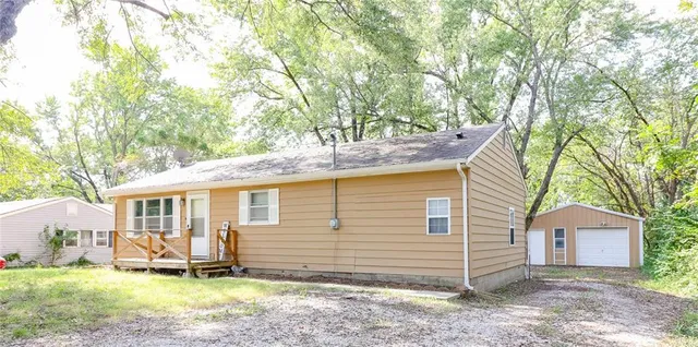 50 Circle Dr, Windsor, MO 65360
