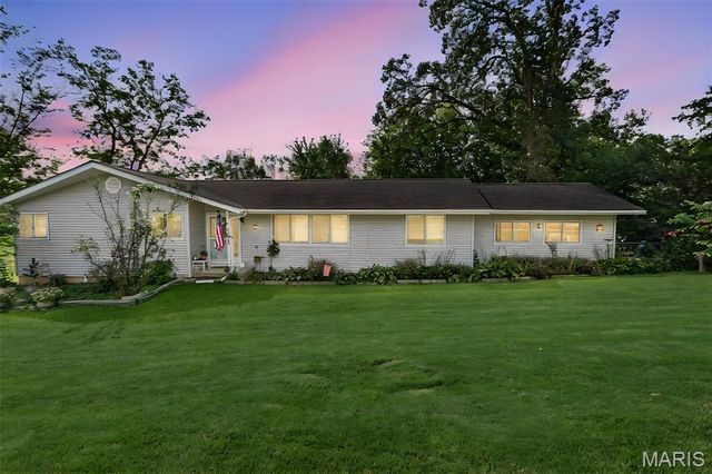 242 Gall Rd, Columbia, IL 62236