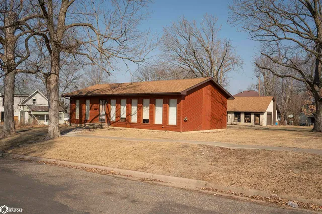 735 Clark St, Warsaw, IL 62379