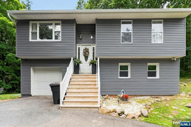 5 Lawrence Dr, Highland Lakes, NJ 07462