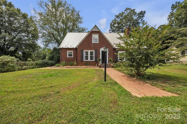 103 7th St NW, Taylorsville, NC 28681