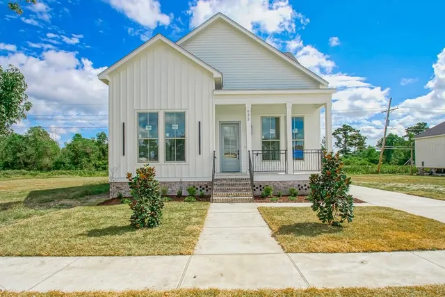 633 Cougar Dr, Arabi, LA 70032