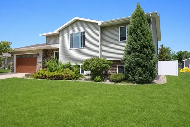 1208 Plum Ln, Aberdeen, SD 57401