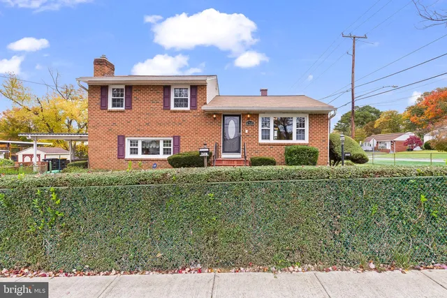 6701 Longridge Dr, Lanham, MD 20706