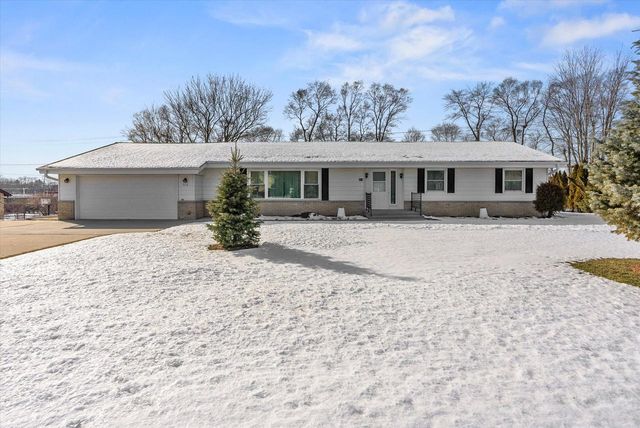 512 Lenora DRIVE, West Bend, WI 53090