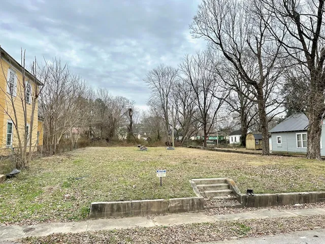 216 N  Fairgrounds St, Jackson, TN 38301