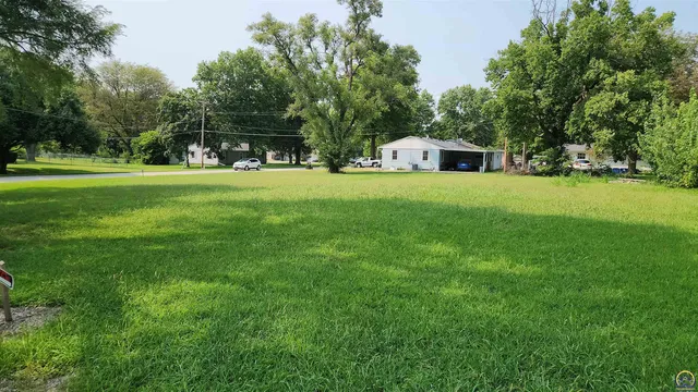 310 Hiawatha Ave, Hiawatha, KS 66434