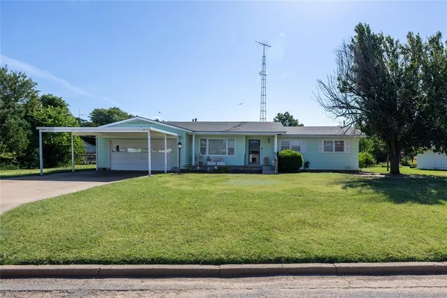 821 N  1st St, Okeene, OK 73763