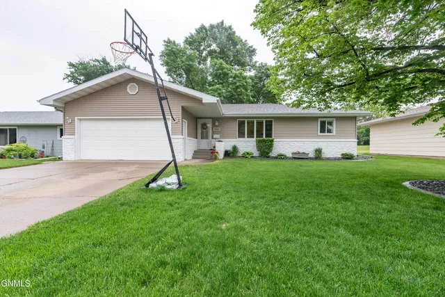 2013 N  6th St, Bismarck, ND 58501