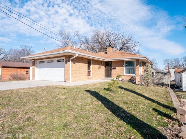 3841 Lower Beaver Rd, Des Moines, IA 50310