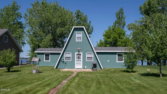 993 S  Lakeview St, Dawson, ND 58428