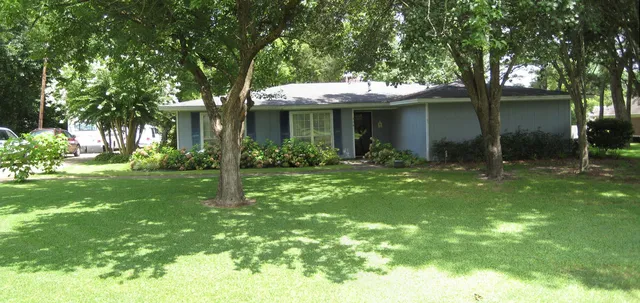 208 N  Buckingham St, Okolona, MS 38860