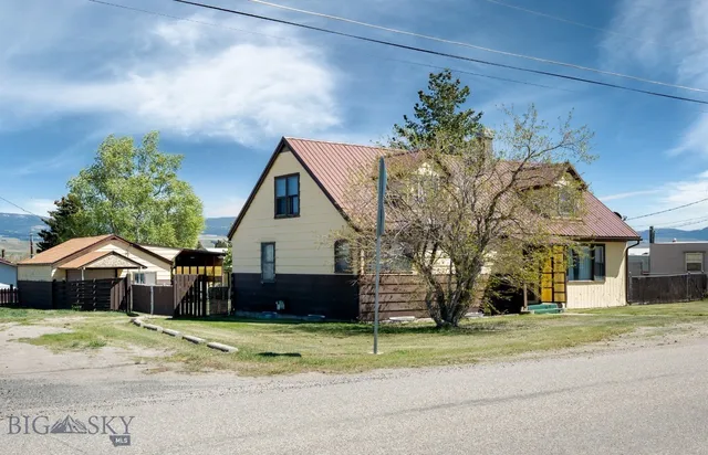 709 Oregon St, Deer Lodge, MT 59722